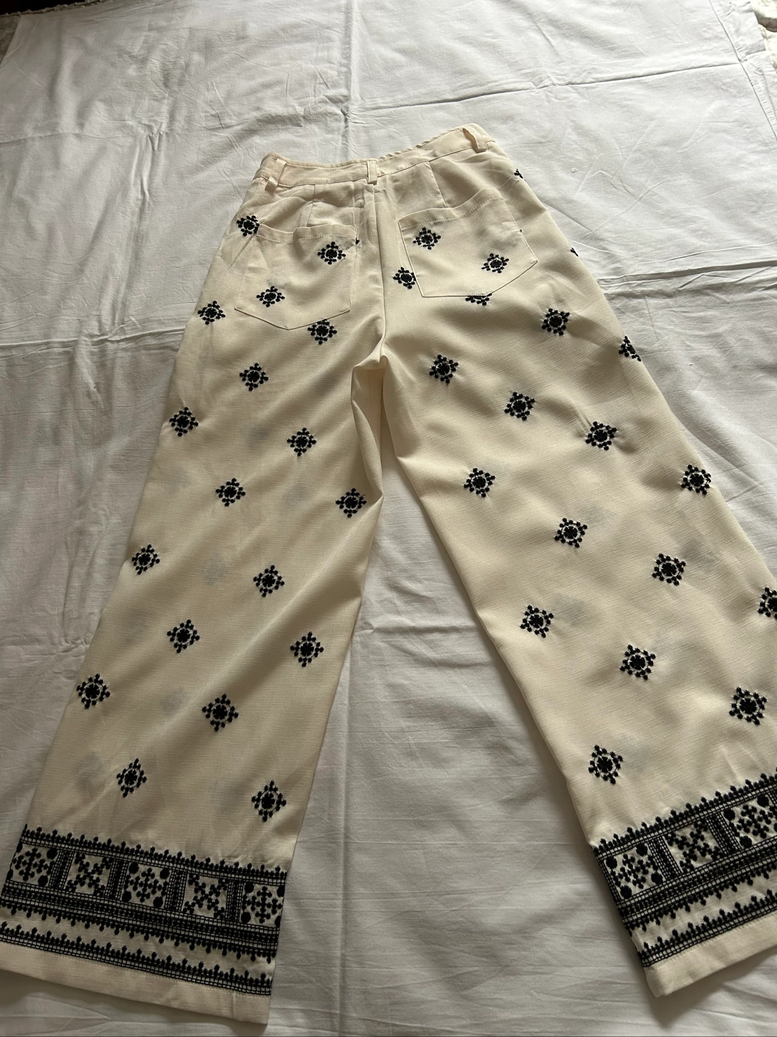 White wide-leg trousers with black embroidery – photo 4